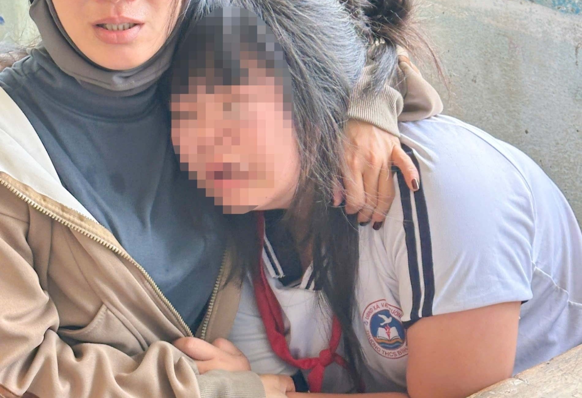 Nu sinh lop 7 bi nhom nam sinh hanh hung o Quang Ngai hinh anh