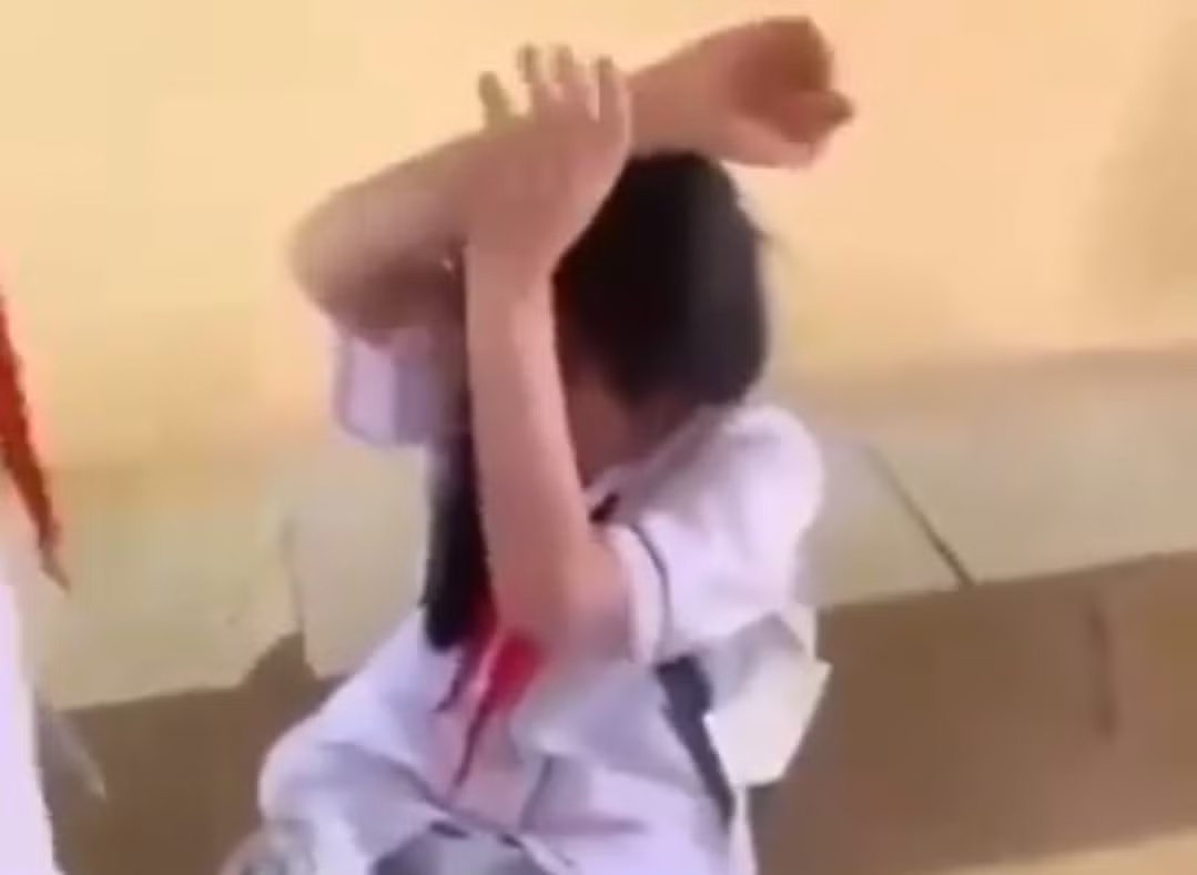 Hoc sinh lop 8 bi ban cung lop danh, ep coi ao de quay clip hinh anh