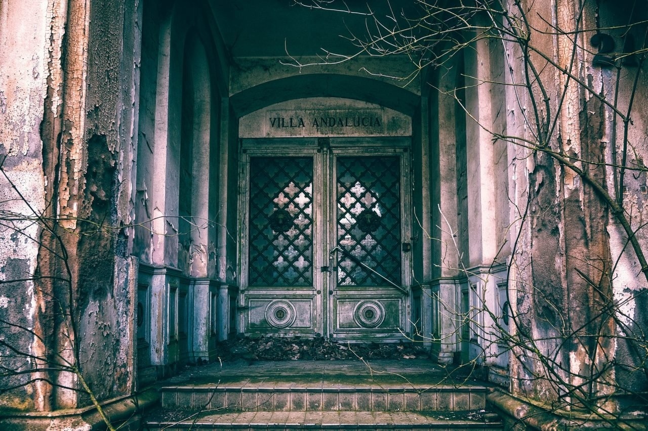 Vi sao nhung ngoi nha hoang luon tao cam giac rung ron nhu co ma? hinh anh