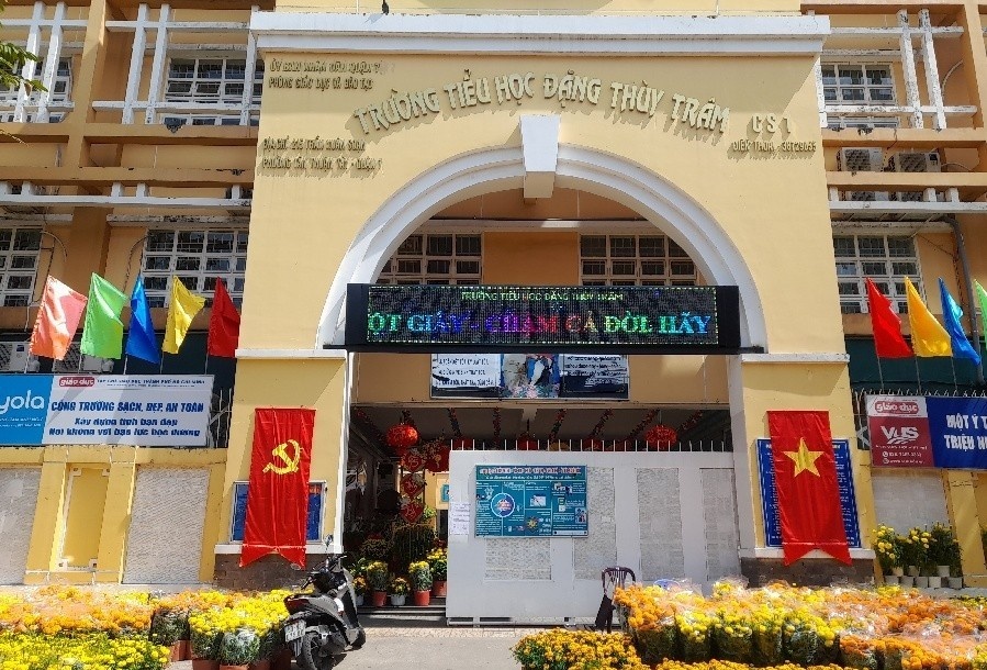 Hon 5.000 hoc sinh o TP.HCM phai dung an ban tru hinh anh