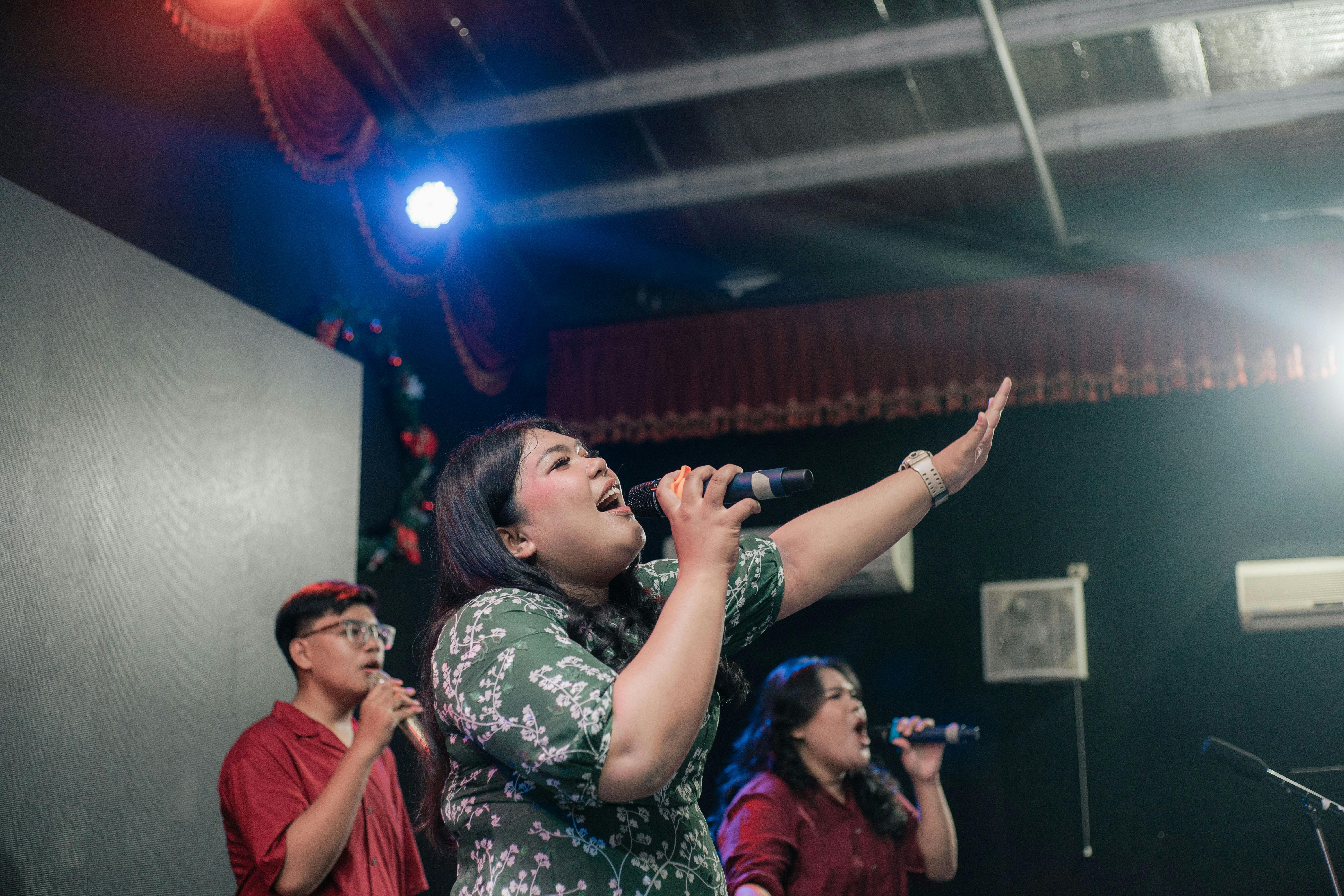 Xa mien Tay van dong tam dung karaoke de hoc sinh on thi hinh anh