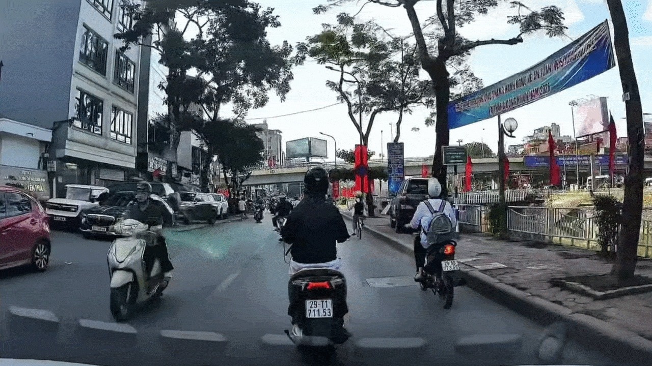 Hoc sinh di xe may lang lach, gay tai nan roi bo di hinh anh