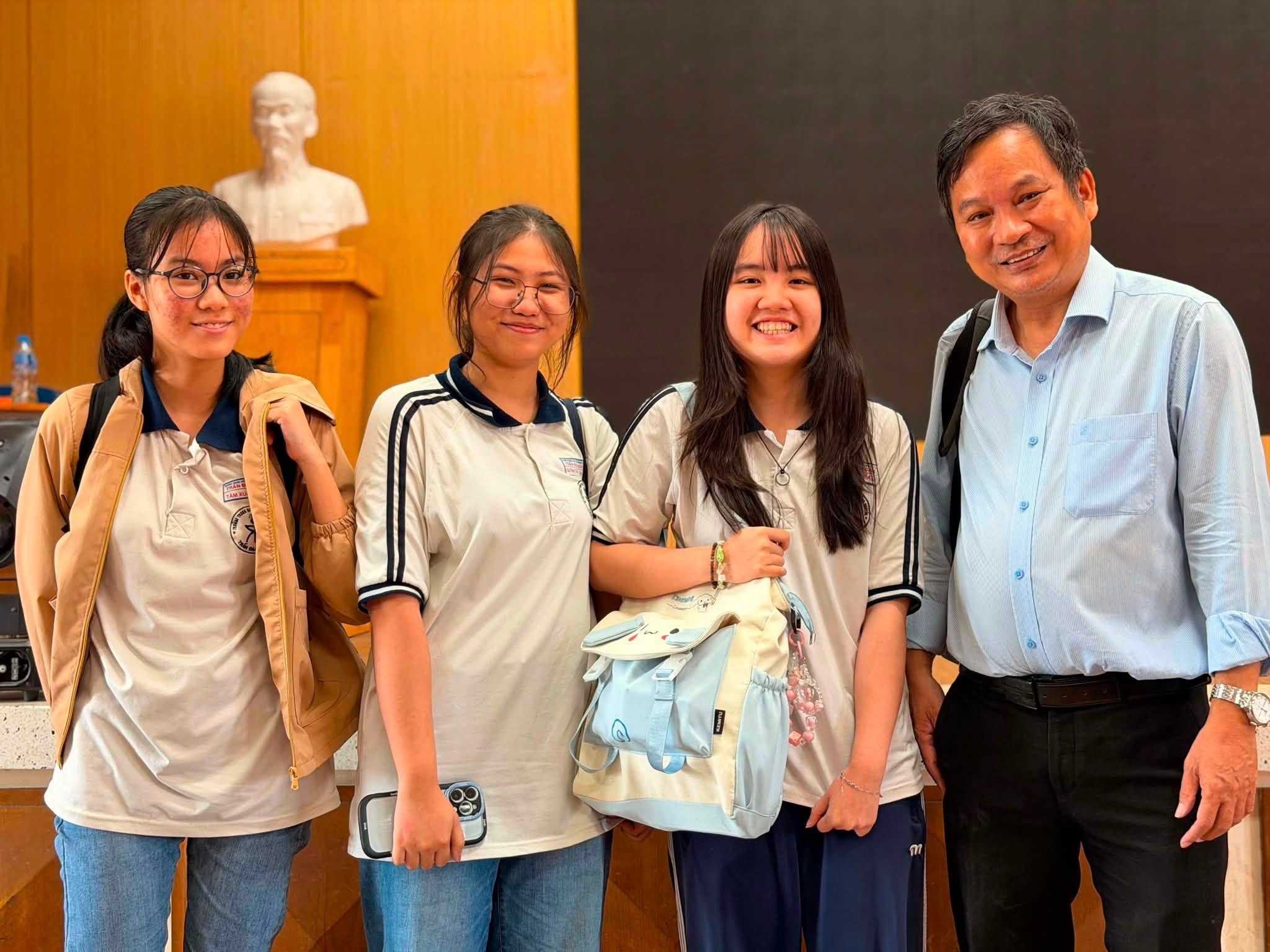 Lo dien thu khoa dat hai diem 10 cua truong Pho thong Nang khieu hinh anh