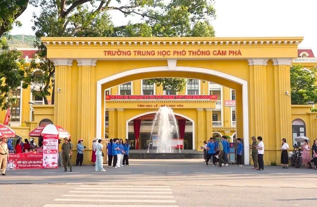 Quang Ninh ky luat 3 can bo vu giam thi bi to ho tro thi sinh xem bai hinh anh