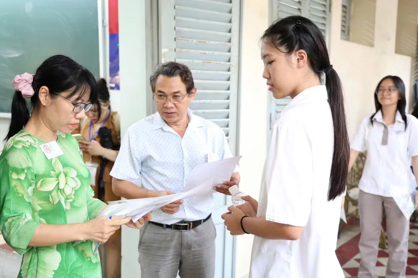 Nguoi truc tiep phu trach viec ra de tra loi ve de thi tot nghiep hinh anh