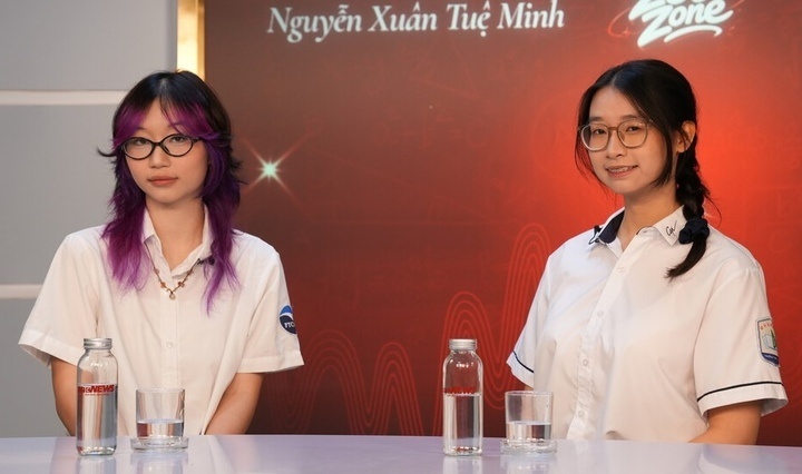 Hai nu sinh ban than cung thanh thu khoa hinh anh