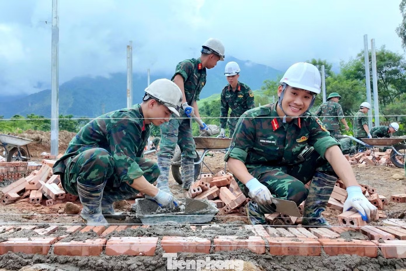 48 học viên gác đồ án tốt nghiệp lên vùng lũ dựng nhà cho đồng bào