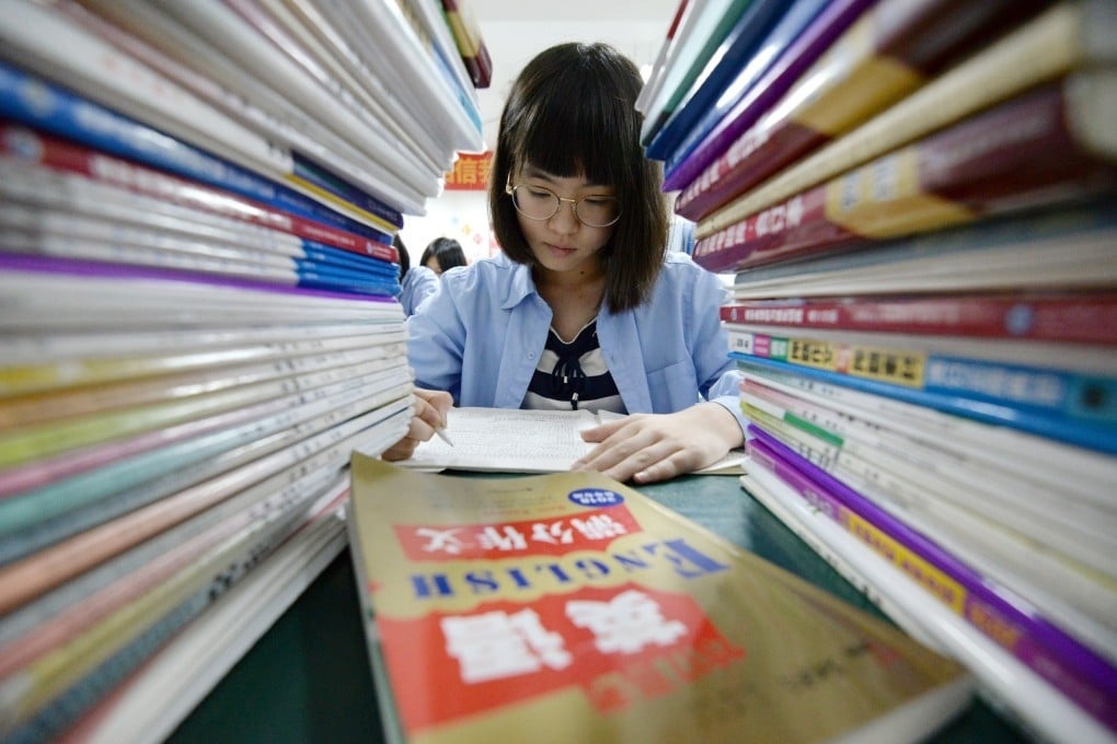 Thế giới làm gì để phụ huynh bớt nặng gánh tiền sách giáo khoa?