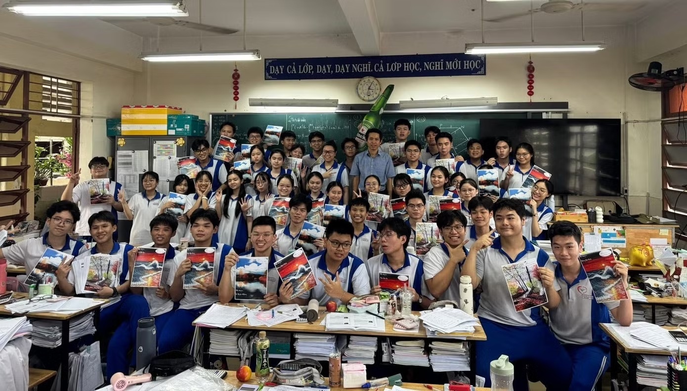 Một lớp có 46/47 học sinh trúng tuyển trường y, 2 em đạt 30 điểm
