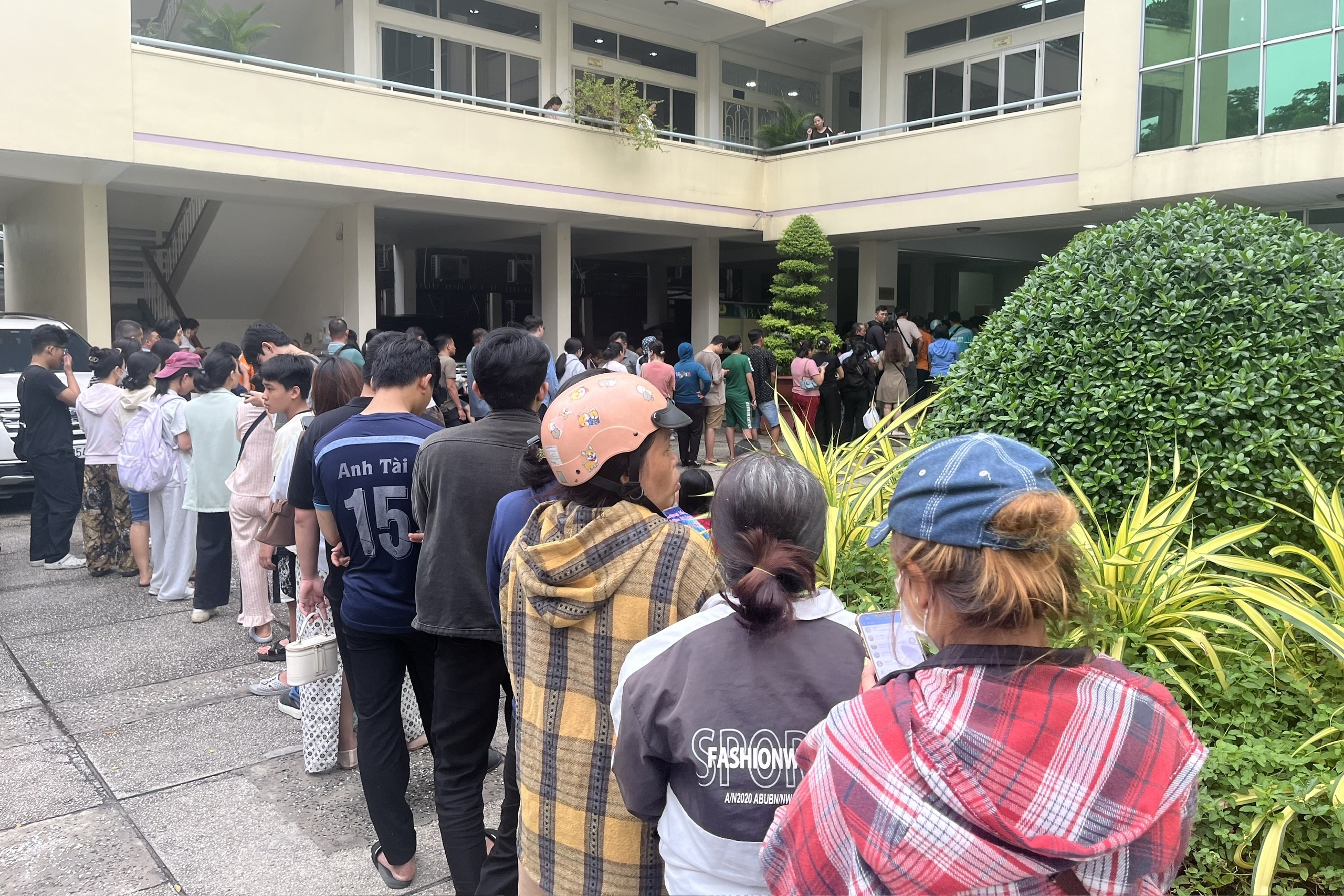 Phụ huynh TP.HCM nghỉ làm, xếp hàng cả buổi chiều để mua SGK cho con
