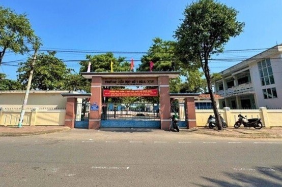 Công an tìm 'phụ huynh ảo' đăng bài học sinh làm hơn 10 trang bài tập