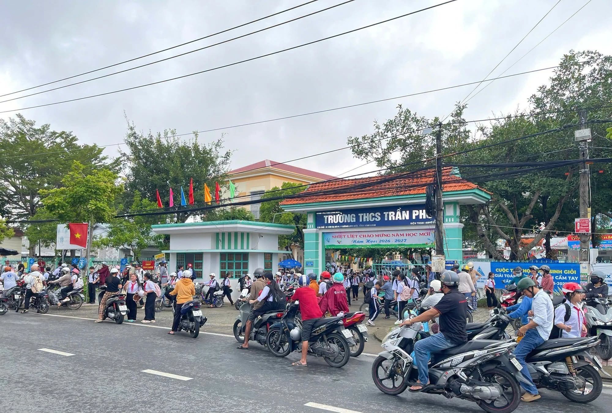 Xác minh vụ học sinh lớp 8 bị đánh hội đồng trước cổng trường