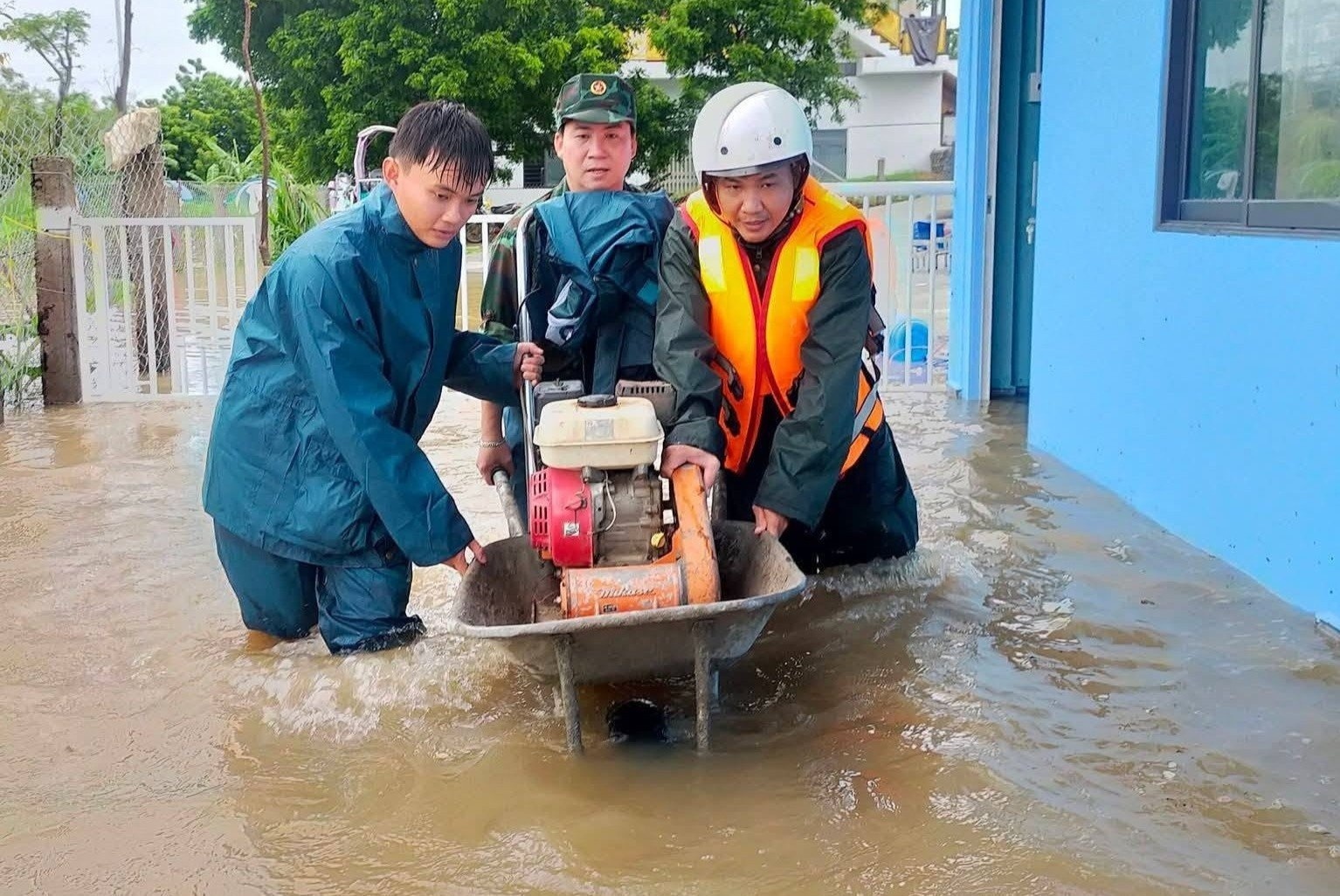 Trường học nhiều nơi cho học sinh tạm nghỉ vì mưa lớn