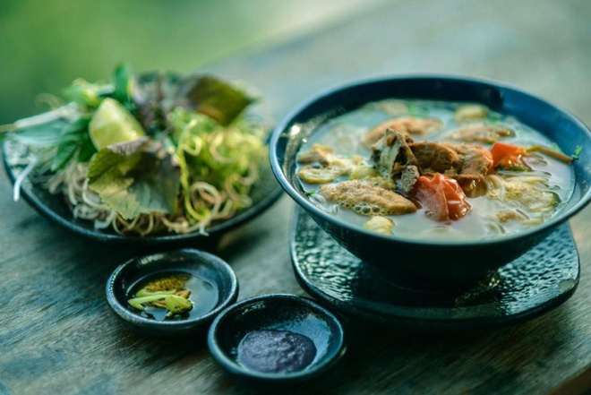 4 quan cafe co do an trua tai TP.HCM anh 8