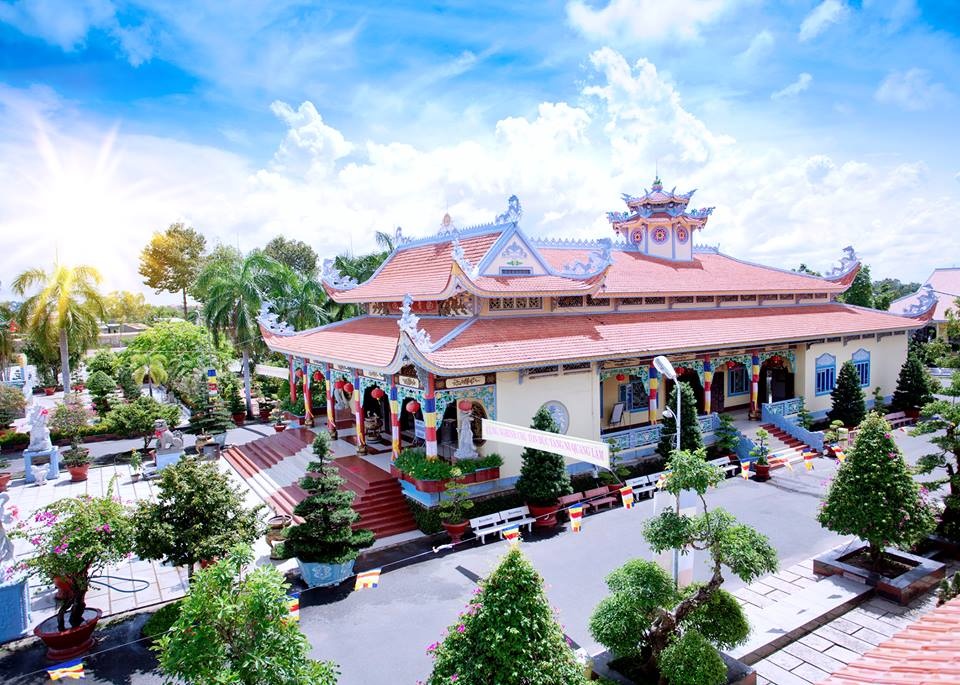 Ngoi chua rong tren mat nuoc tuyet dep tai An Giang hinh anh