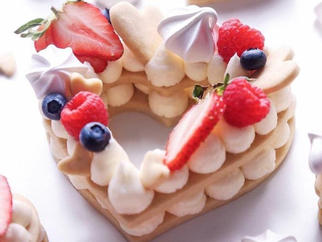 Banh chocolate, trai tim dau hong cho mua Valentine ngot ngao o TP.HCM hinh anh