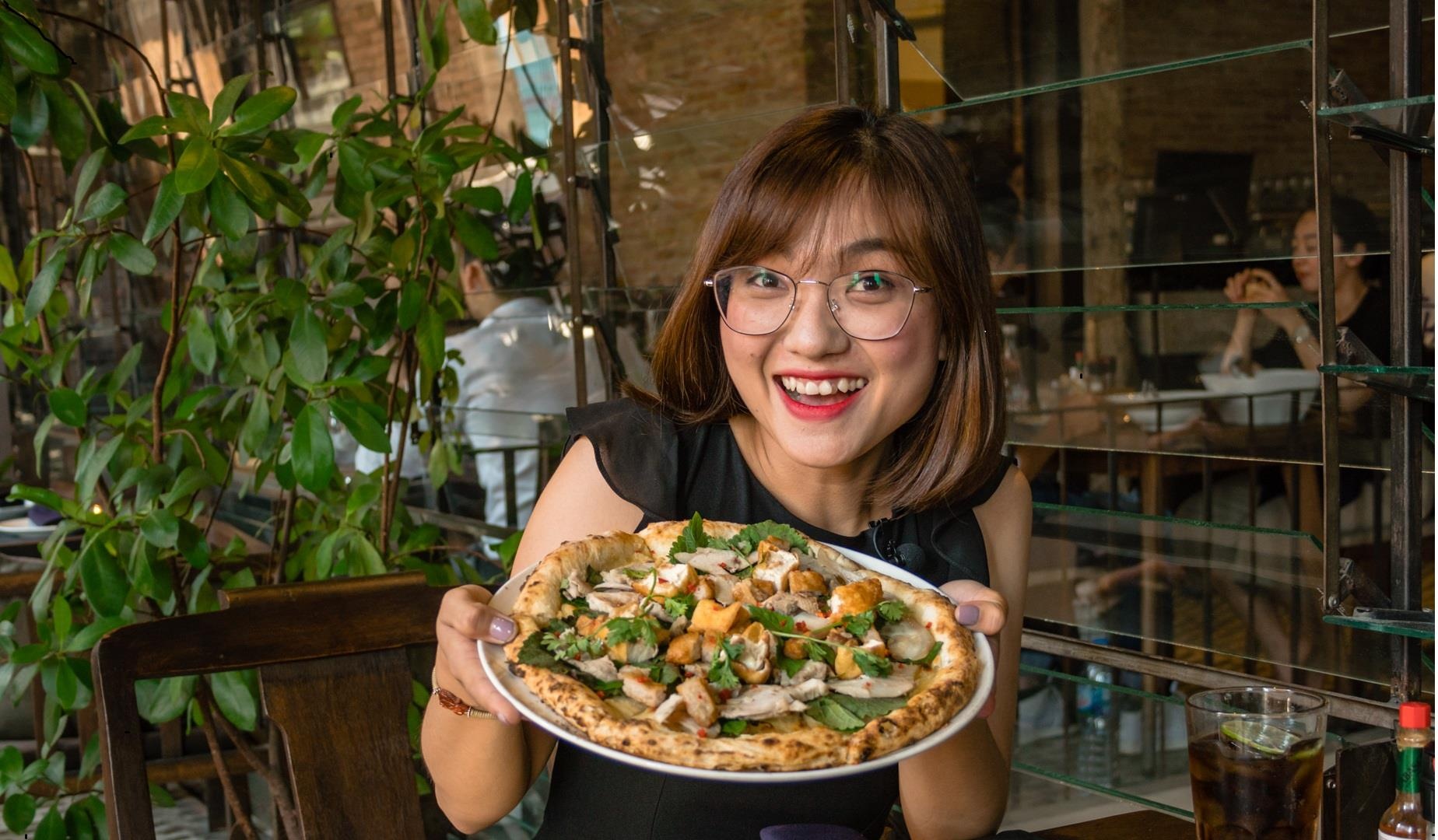 Lan dau an thu mon pizza bun dau mam tom doc, la o TP.HCM hinh anh