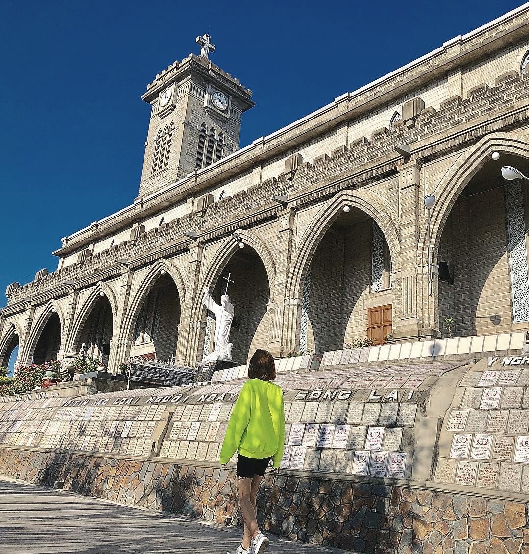 Nhà thờ đá Nha Trang lên hình đẹp tựa trời Tây  ảnh 3 Nha tho da Nha Trang len hinh dep tua troi Tay anh 3