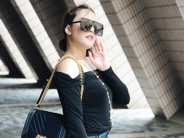 Gioi tre check-in tha ga tai trung tam van hoa Hong Kong tuyet dep hinh anh