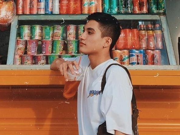 Bau Trang xuat hien xe ban nuoc vang cam, thu hut gioi tre check-in hinh anh