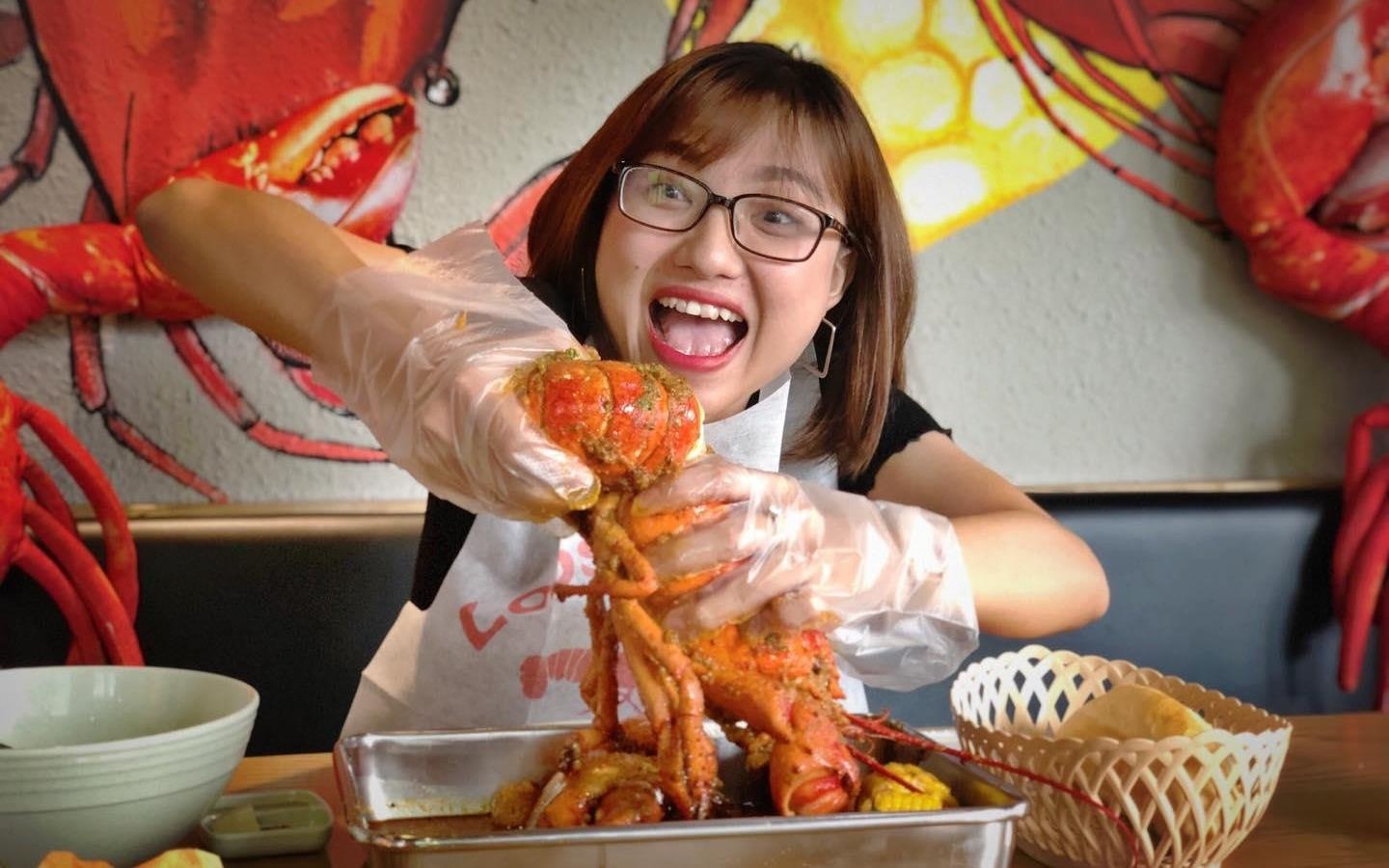 Mot minh an het con tom hum 'sieu to khong lo' gia 2,5 trieu dong hinh anh