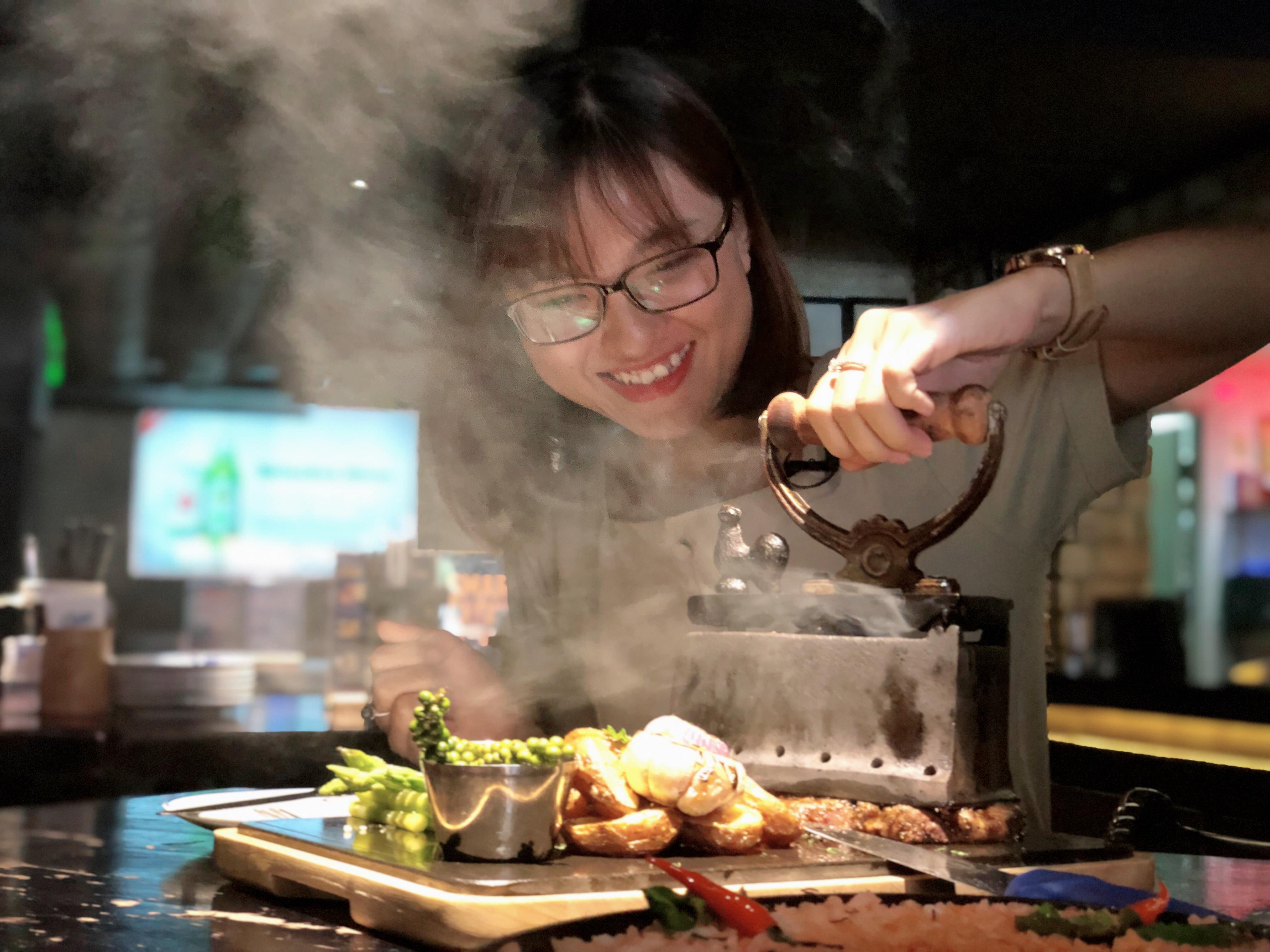 An thu bo nuong bang ban ui tai ban o Sai Gon hinh anh