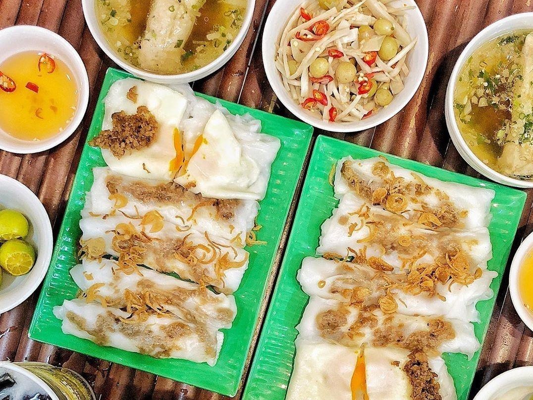 Thuong thuc banh cuon nong tai 6 dia diem dong khach o TP.HCM hinh anh