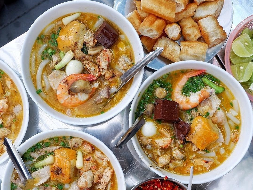 Am bung ngay mua tai 5 tiem banh canh cua nong hoi o TP.HCM hinh anh