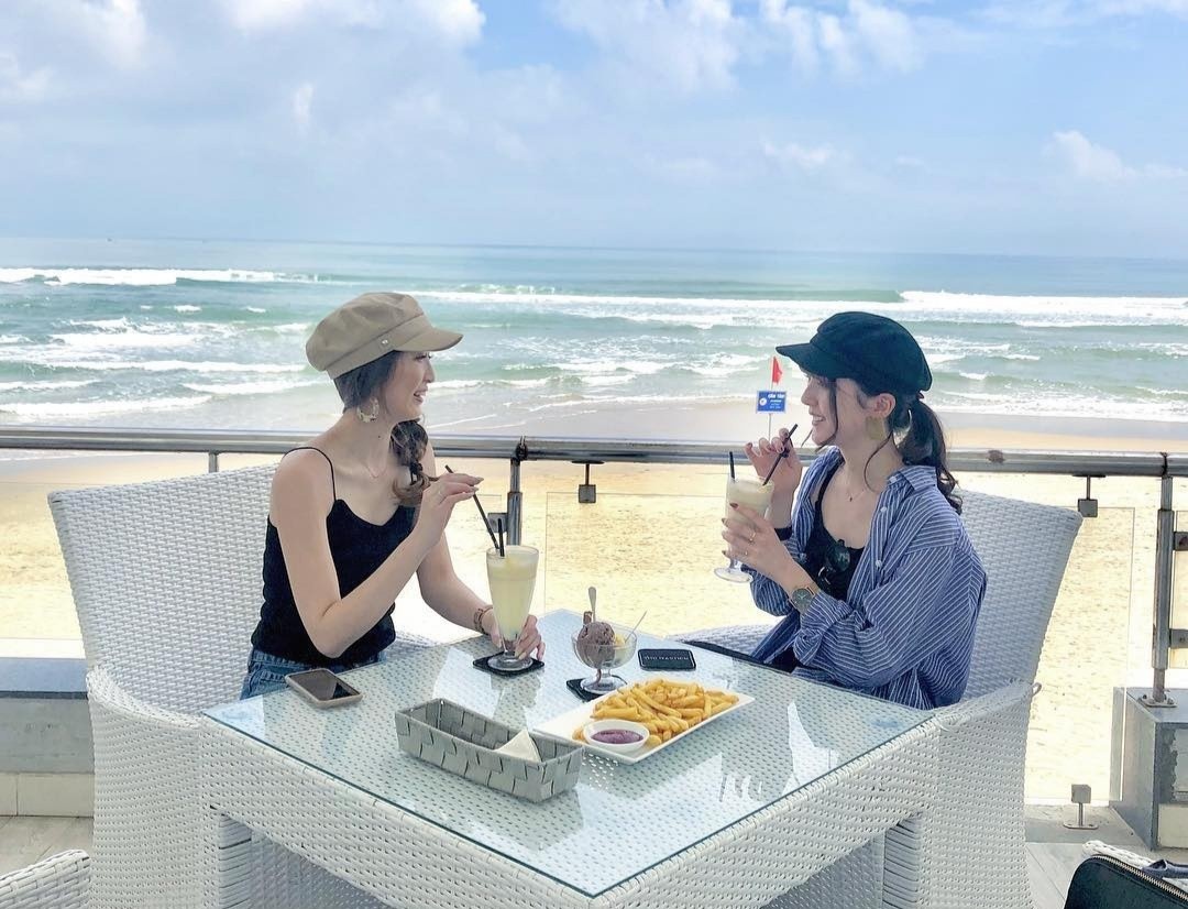 Tan huong gio mat tai nhung quan ca phe view bien o Da Nang hinh anh