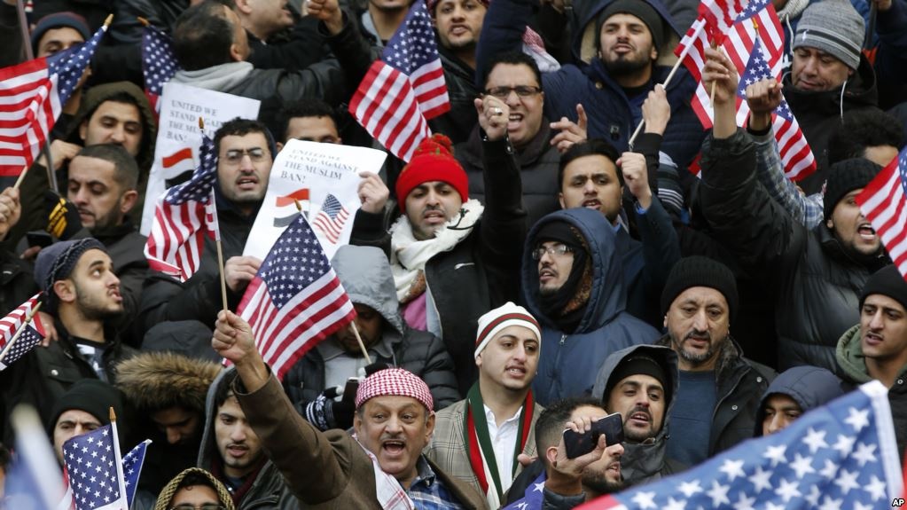 Cuoc chien nhap cu giua Thung lung Silicon voi Trump hinh anh