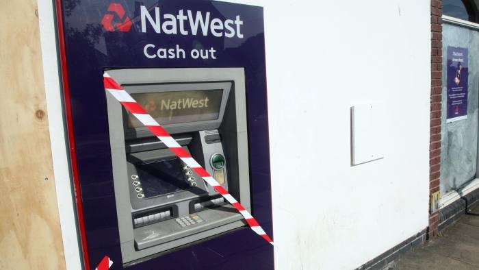 Moi thang, gan 300 may ATM dong cua tai Anh hinh anh