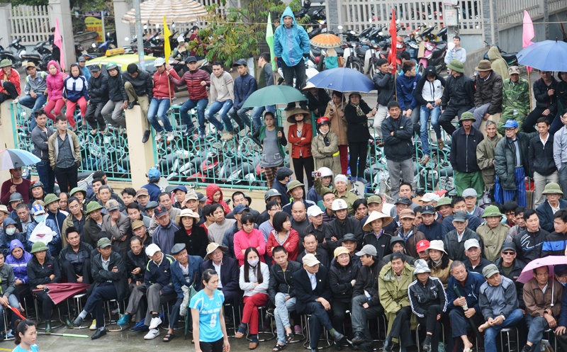 Tại giải đấu, khán giả cổ vũ rất đông và trao thưởng không tiếc tay, phần thưởng trao cho đội vô địch lên tới hàng trăm triệu đồng, chưa kể phần thưởng giành cho nhưng pha bóng xuất sắc