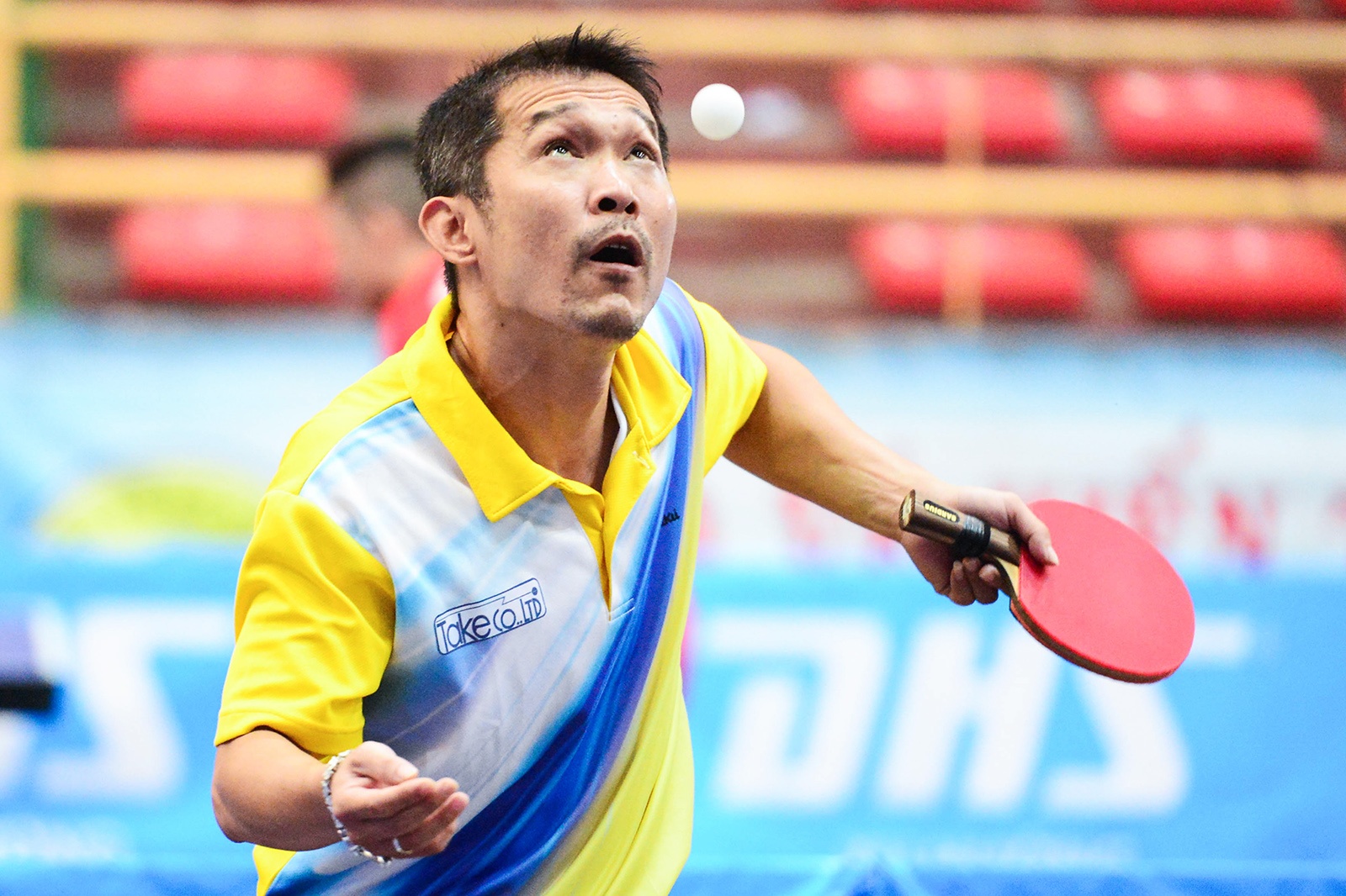 Tóc đã bạc và dấu hiệu tuổi già đã thể hiện rõ trên khuôn mặt và trong từng quả bóng của Đoàn Kiến Quốc.