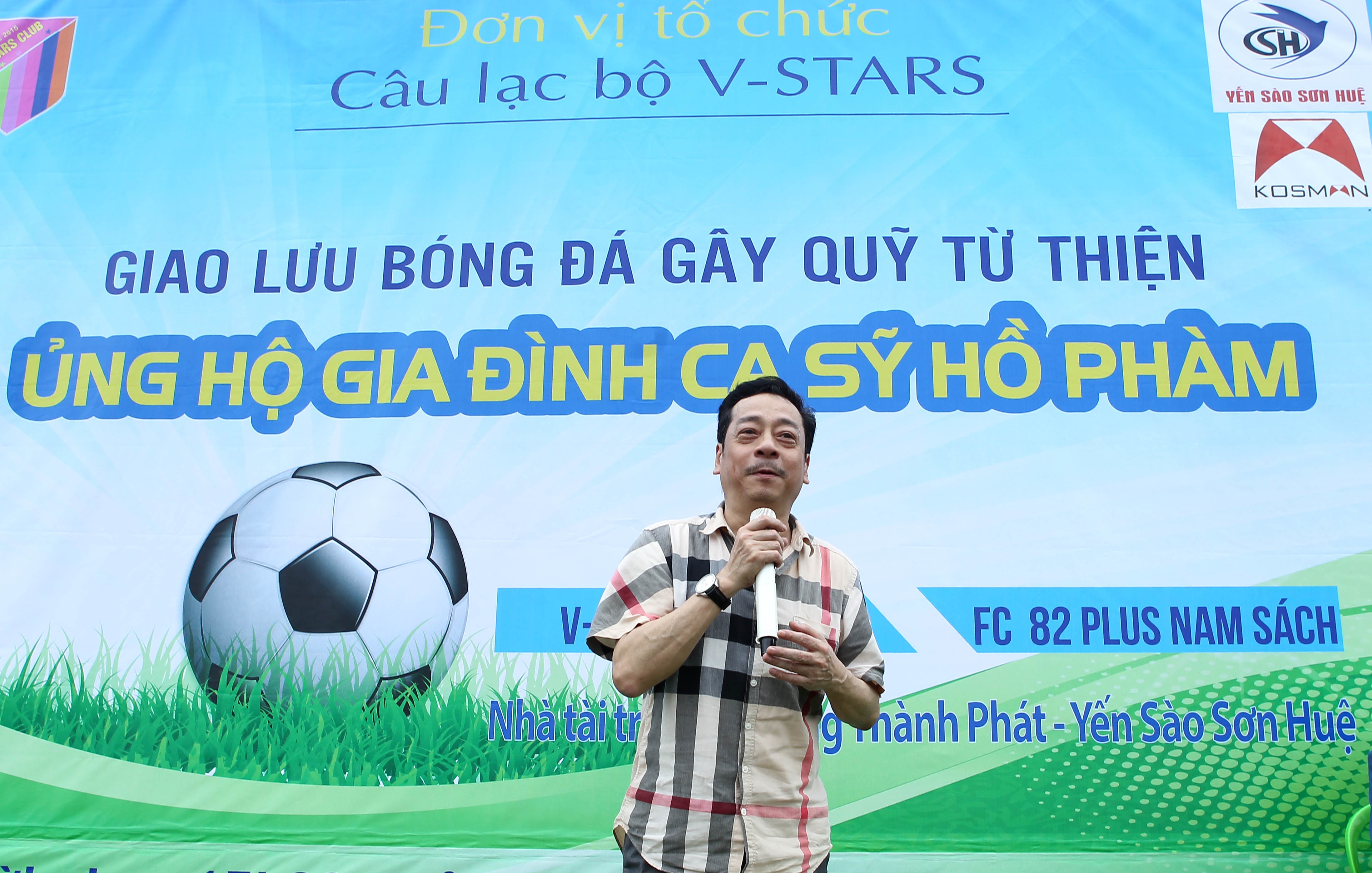 'Cha con Nguoi phan xu' ra san bong giup do ca si Ho Pham hinh anh