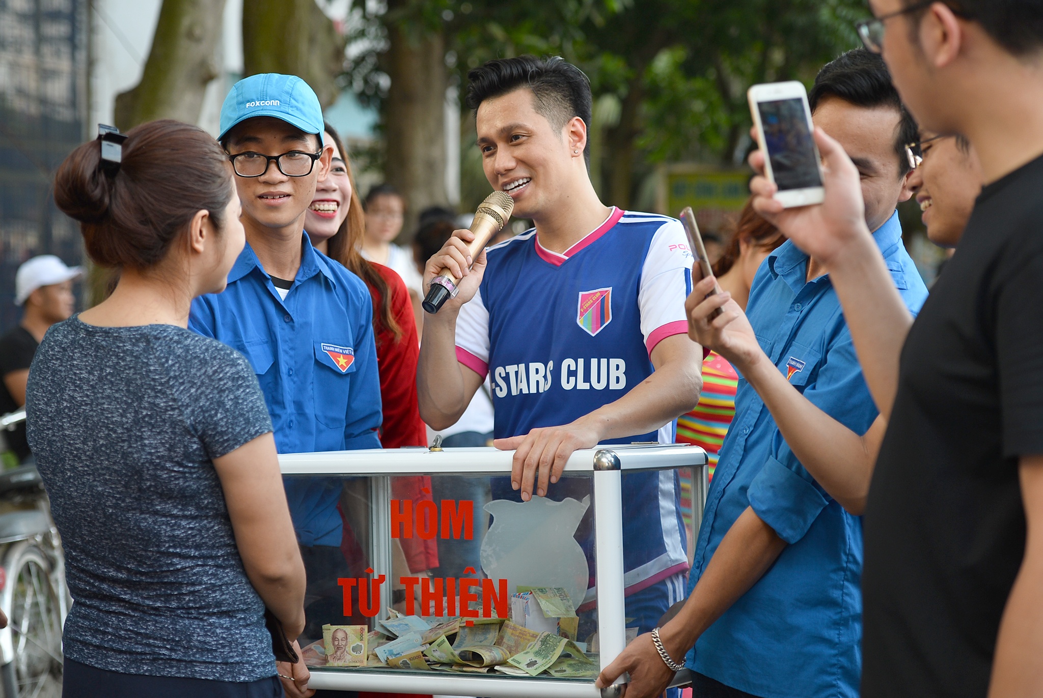 Sao 'Nguoi phan xu' om hom tu thien quyen tien ung ho sinh vien ngheo hinh anh