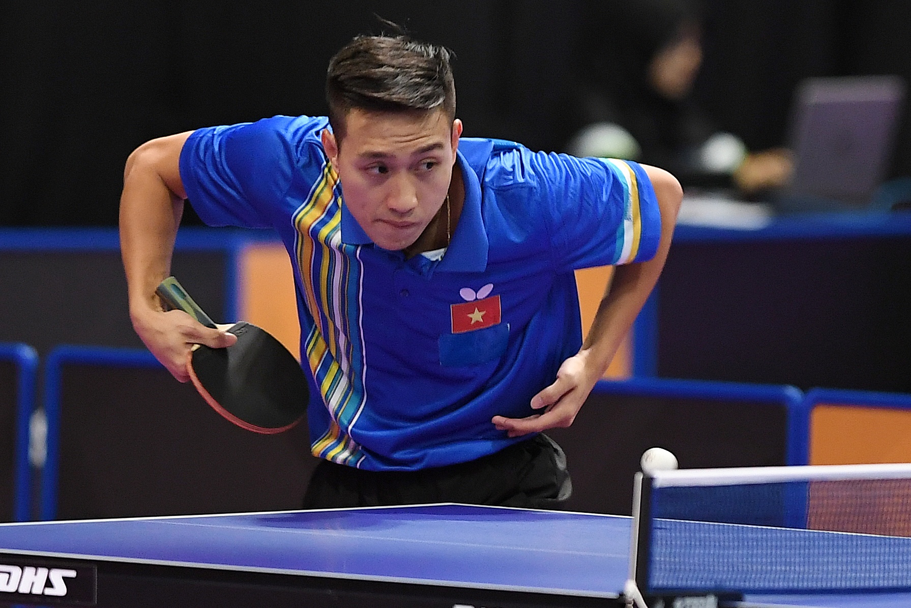 Bong ban nam Viet Nam lat do Singapore sau hon 20 nam hinh anh