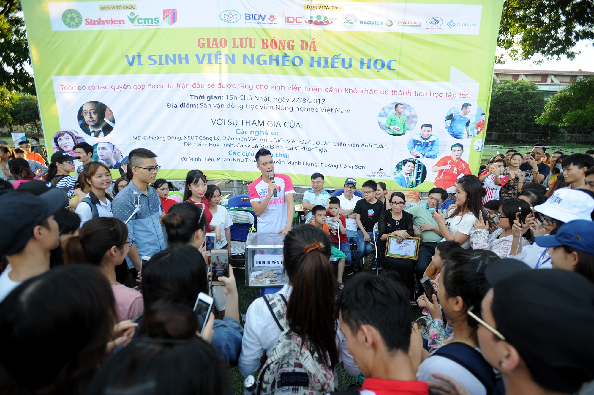 nguoi phan xu,  phan hai,  phan quan,  phan huong,  vstars club anh 1