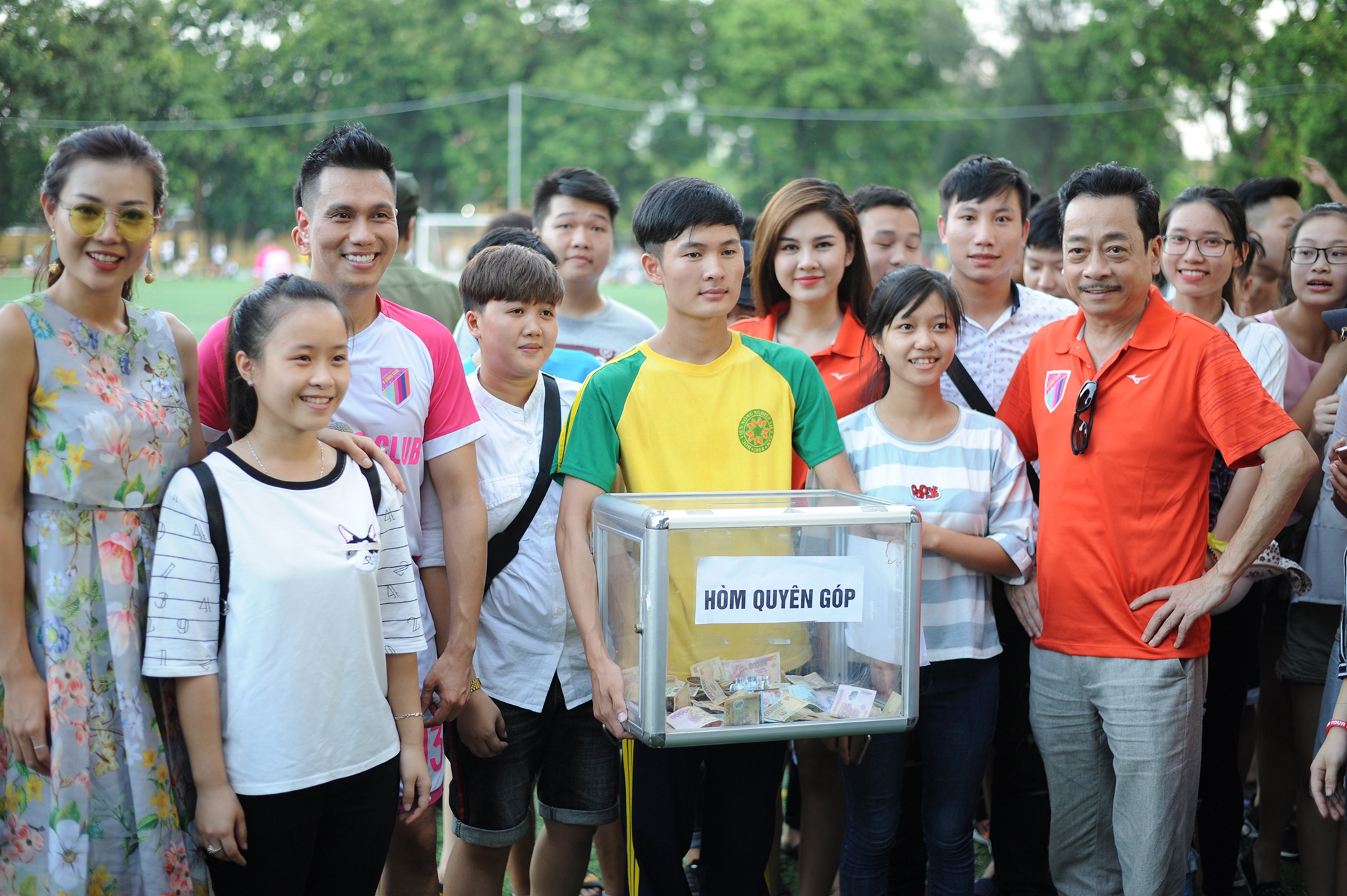 Gia dinh 'Nguoi phan xu' om hom tu thien ung ho sinh vien ngheo hinh anh