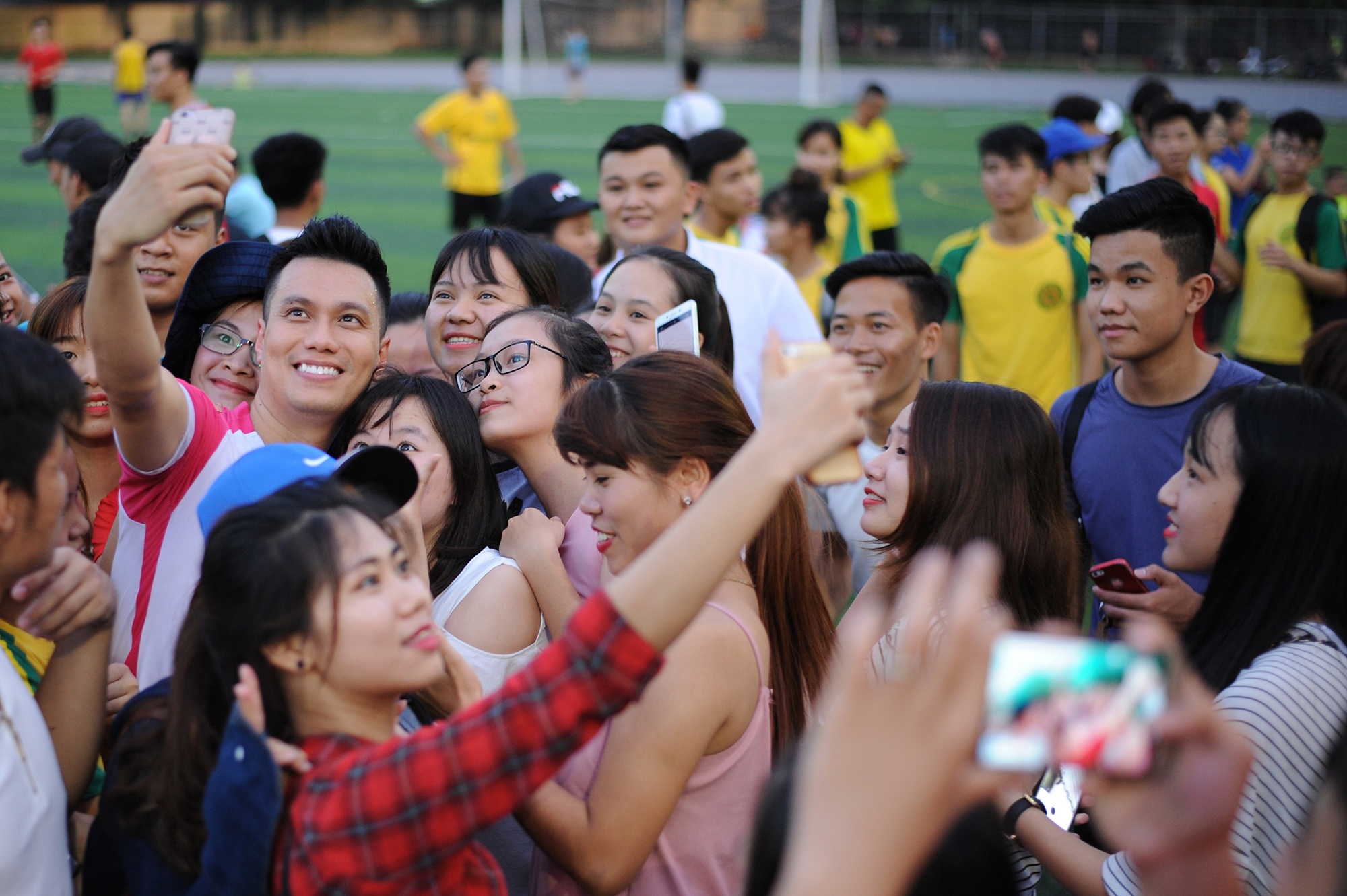 nguoi phan xu,  phan hai,  phan quan,  phan huong,  vstars club anh 3