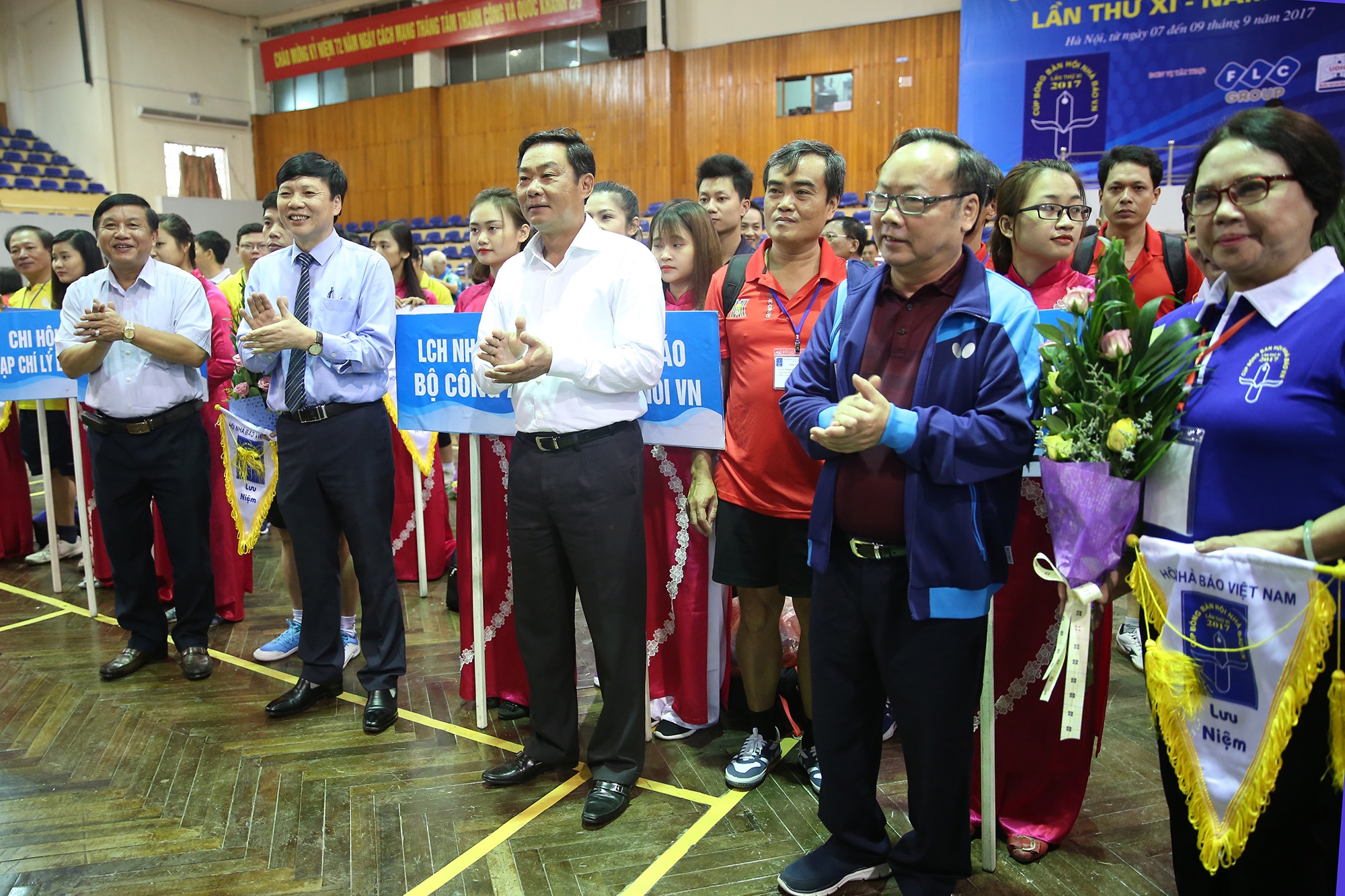 Khoi tranh Giai bong ban Cup Hoi Nha bao Viet Nam 2017 hinh anh