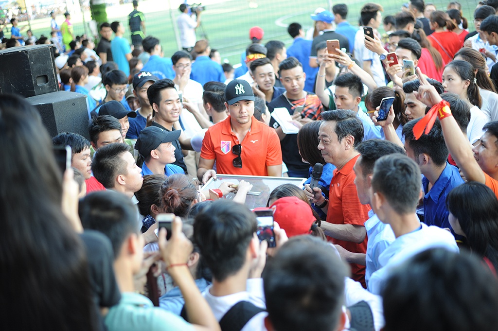 Hong Dang,  Viet Anh,  Hoang Dung,  V-Stars,  Da bong tu thien anh 8