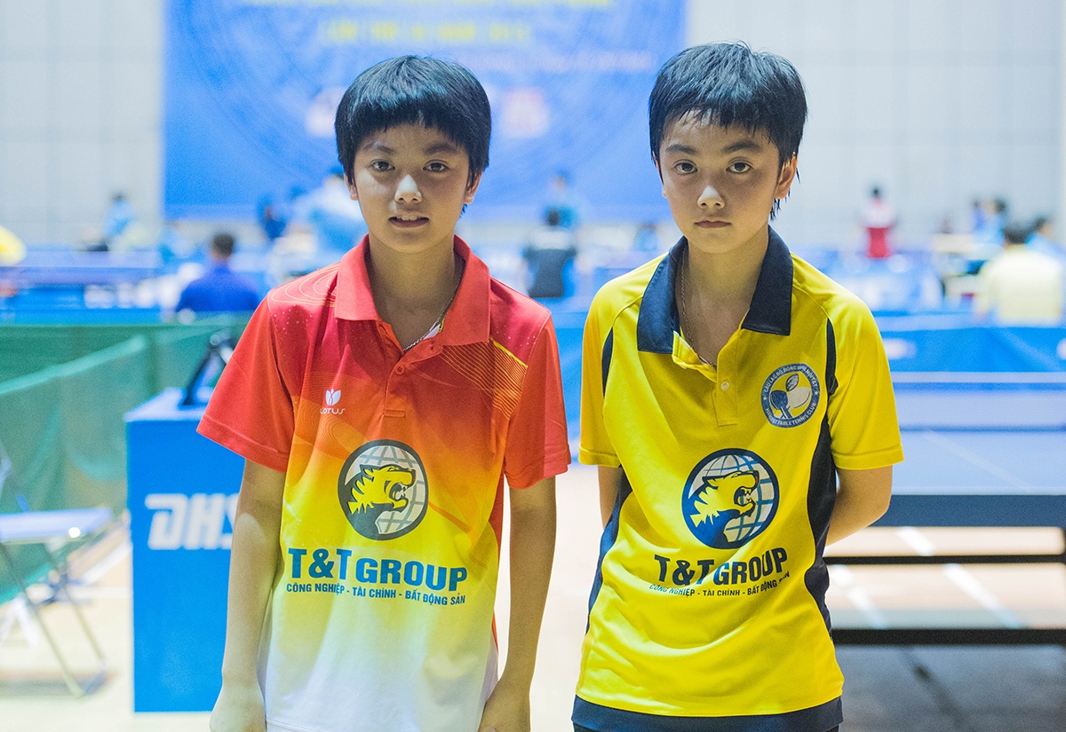 Chi em sinh doi mo coi, nhat bong toi chuc vo dich Quoc Gia hinh anh