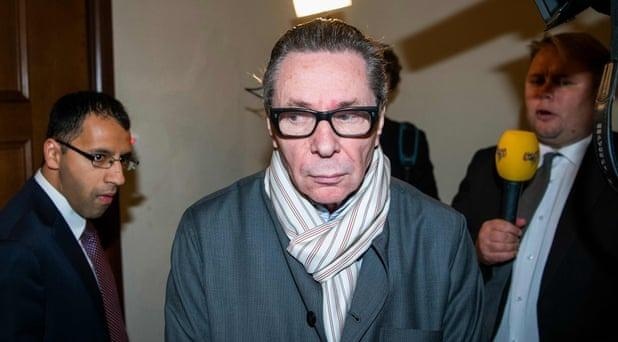 Bat giu nguoi dan ong lam be boi giai Nobel Van chuong hinh anh