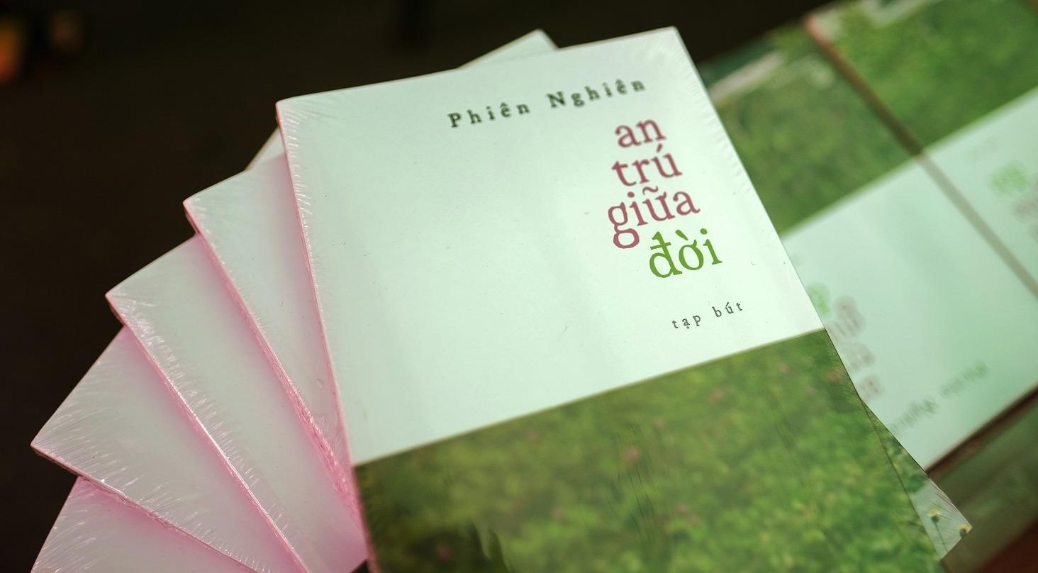 Cuon sach vua doc mot minh, vua co the doc cung nguoi thuong hinh anh