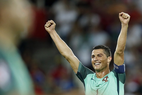 Khong can vo dich Euro, Ronaldo van co Qua bong vang hinh anh
