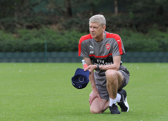 Arsenal truoc mua giai moi: Con Wenger, con that bai hinh anh