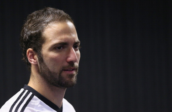 Chu tich Napoli ep Higuain toi Juventus hinh anh