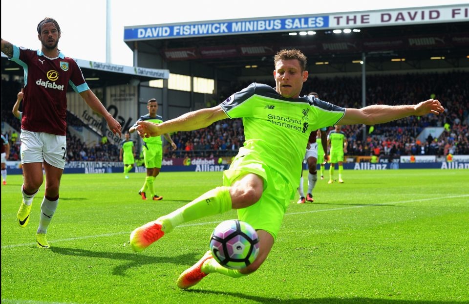 Thua Burnley, CDV Liverpool do toi cho... mau ao hinh anh