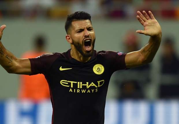 Aguero khong canh tranh voi Ibrahimovic hinh anh