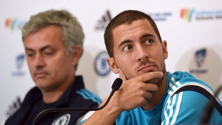 Toa sang duoi thoi Conte, Hazard choc ngoay Mourinho hinh anh